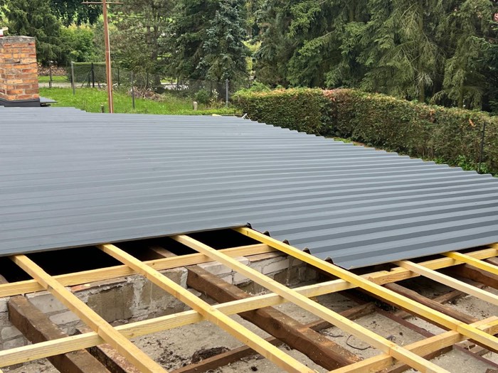Montaj tablă cutată antracit pe structură nouă din lemn