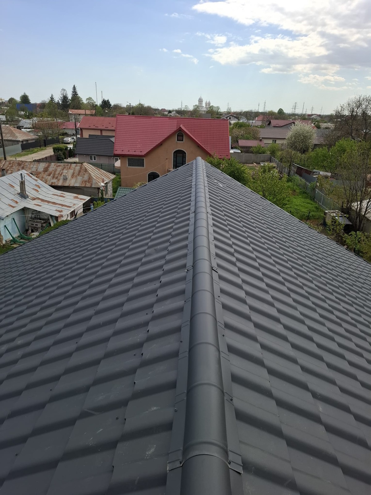 Acoperiș nou la cheie cu țiglă metalică antracit, vedere de pe coamă