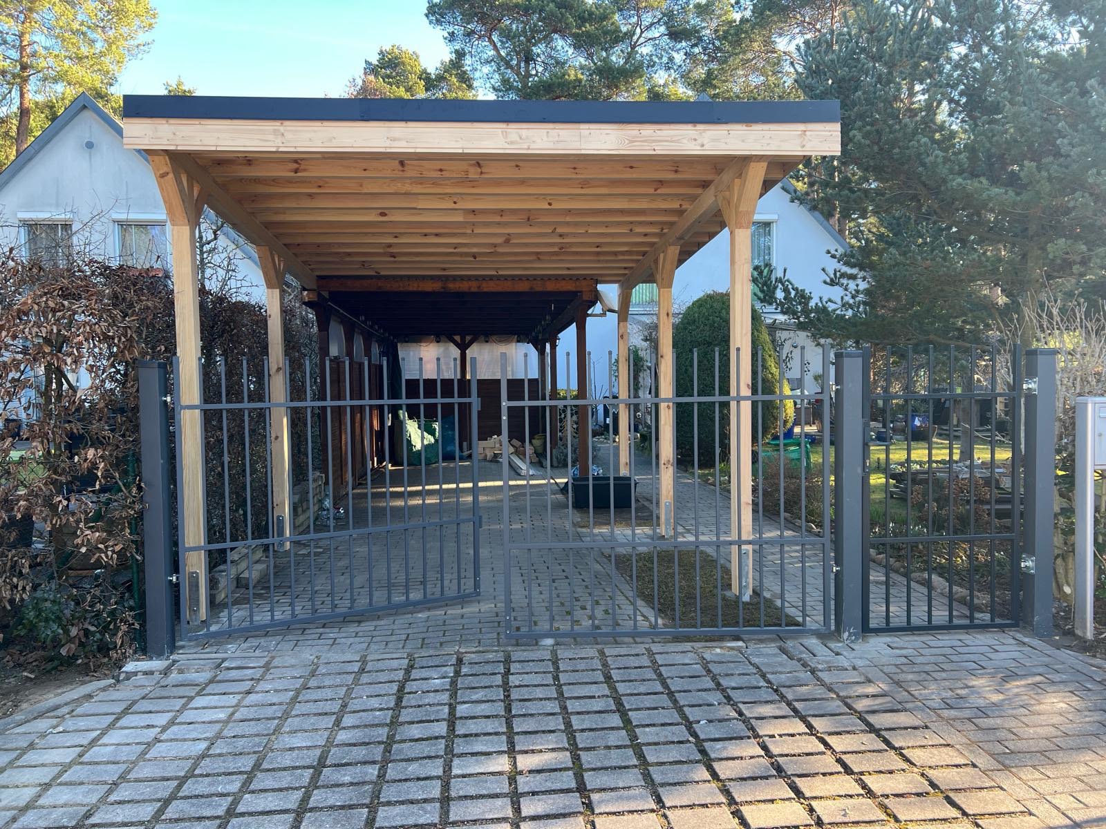 Carport din lemn cu structură aparentă